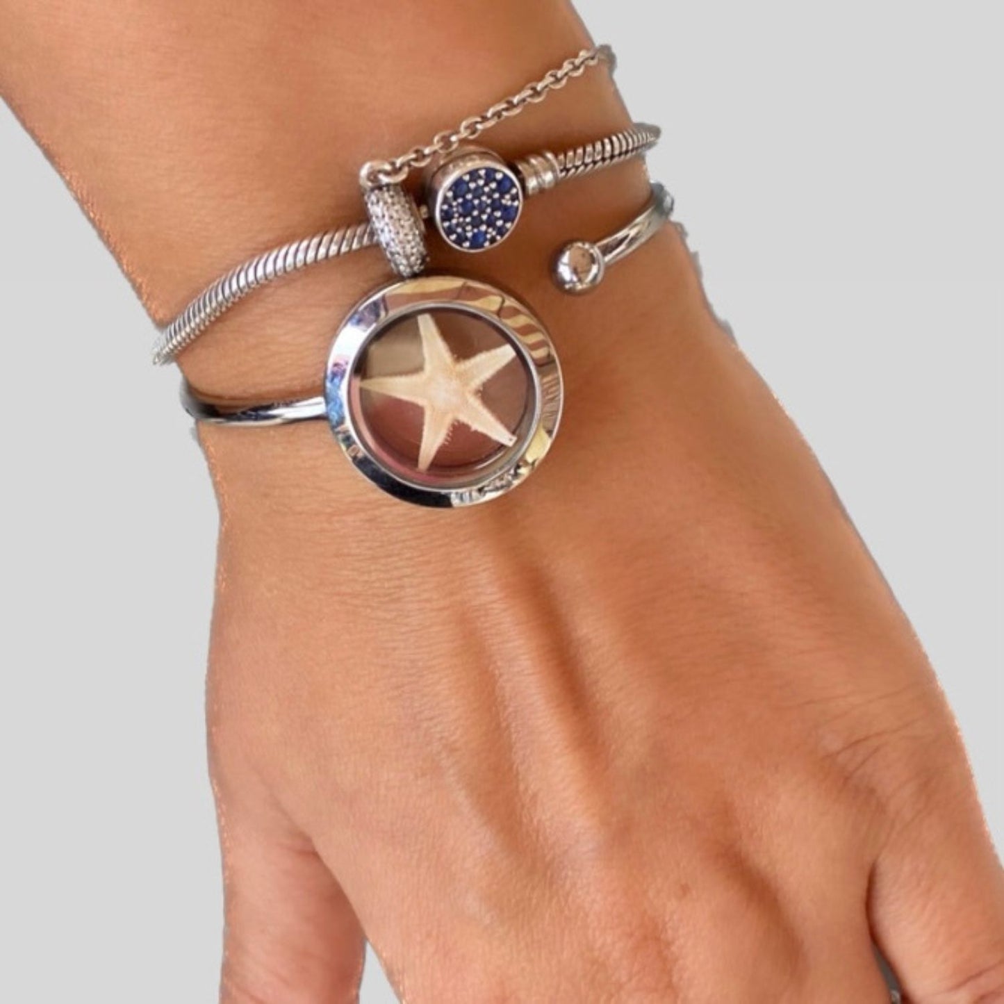 Handmade cuff bracelet with natural starfish