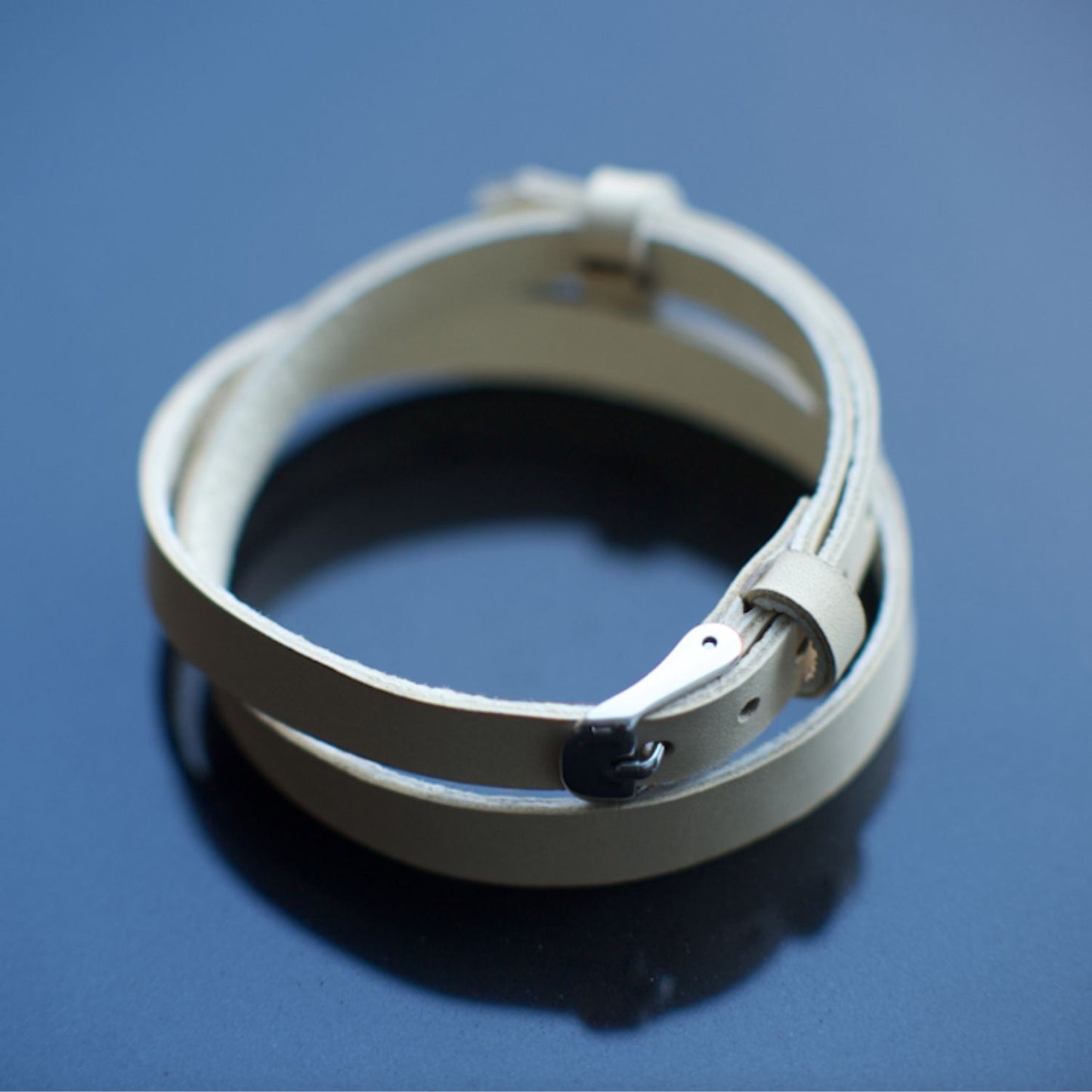 Heitere Stärke: Lederarmband mit blauem Stein