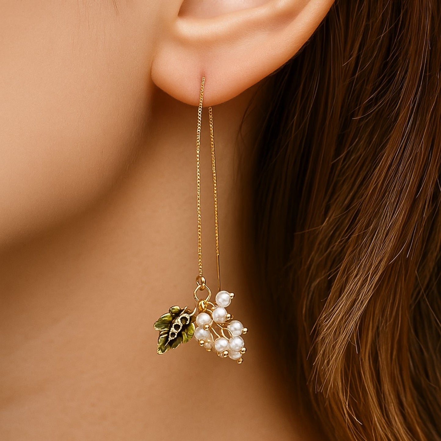 Perveriami auskarai su grandinėle ir perlų karoliukų gėlėmis