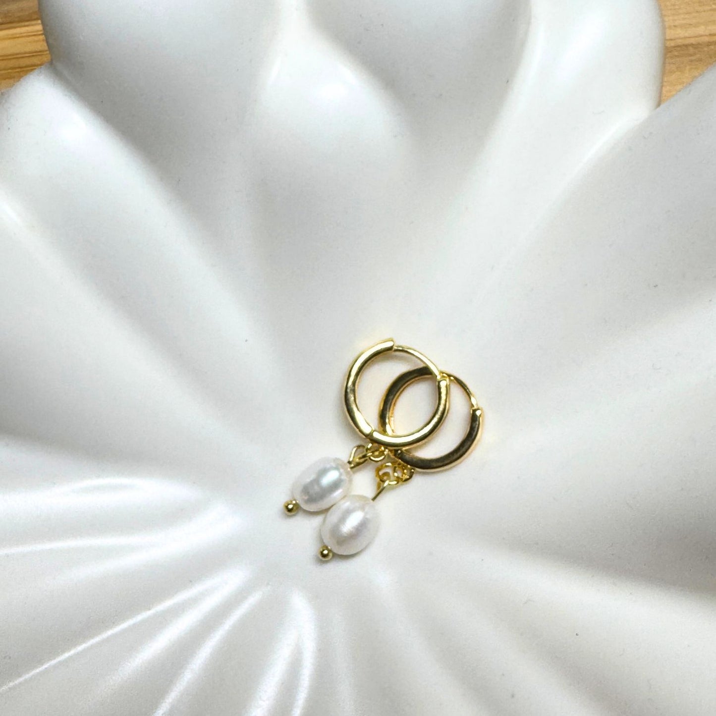 Natūralių gėlavandenių perlų paauksuoti auskarai