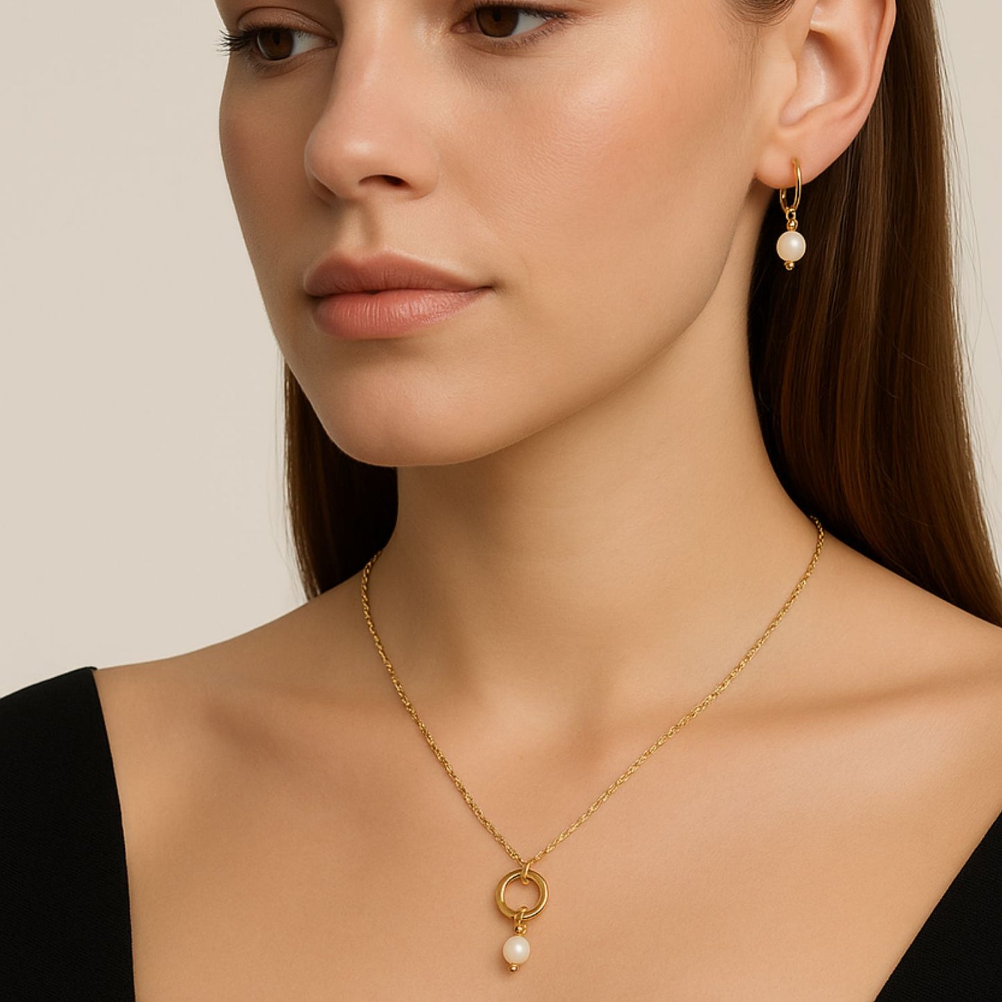 Natūralių gėlavandenių perlų paauksuoti auskarai