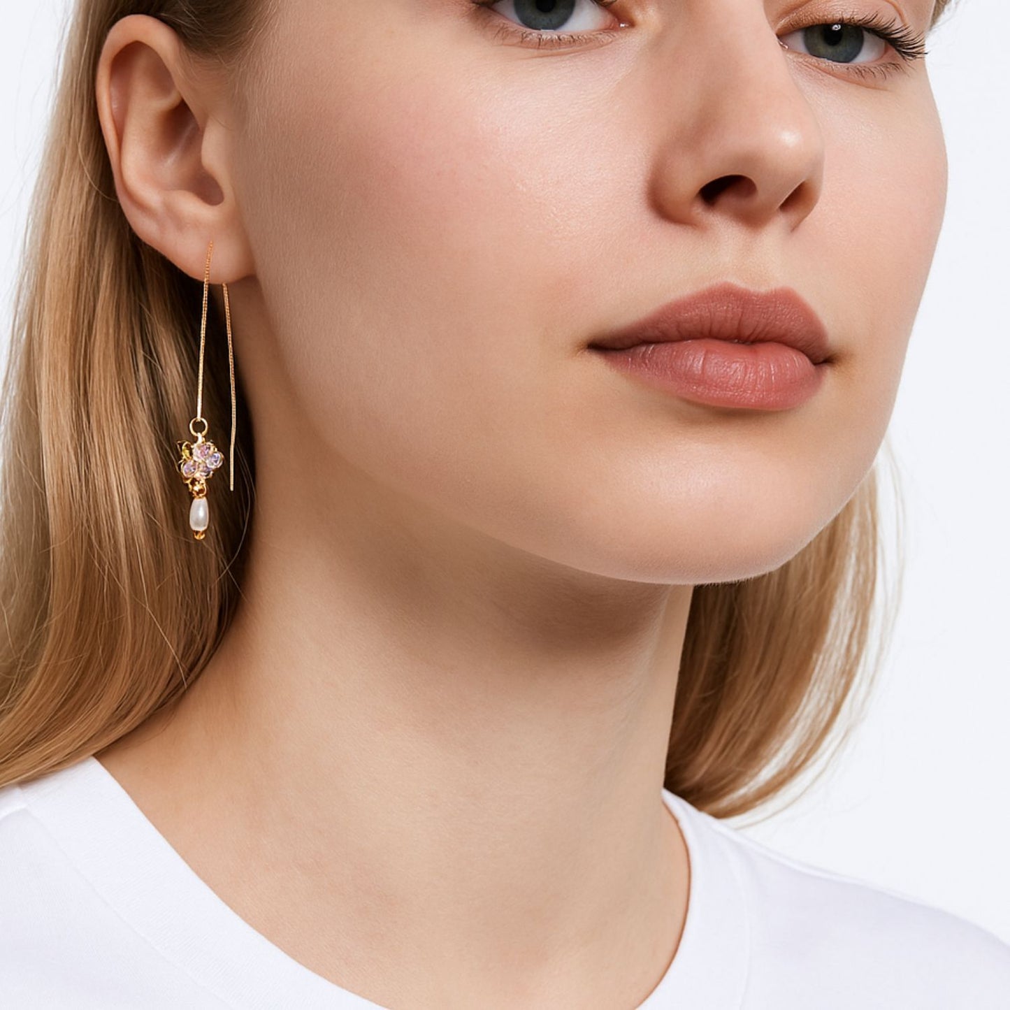 Perveriami auskarai su grandinėle ir rožinėmis gėlėmis