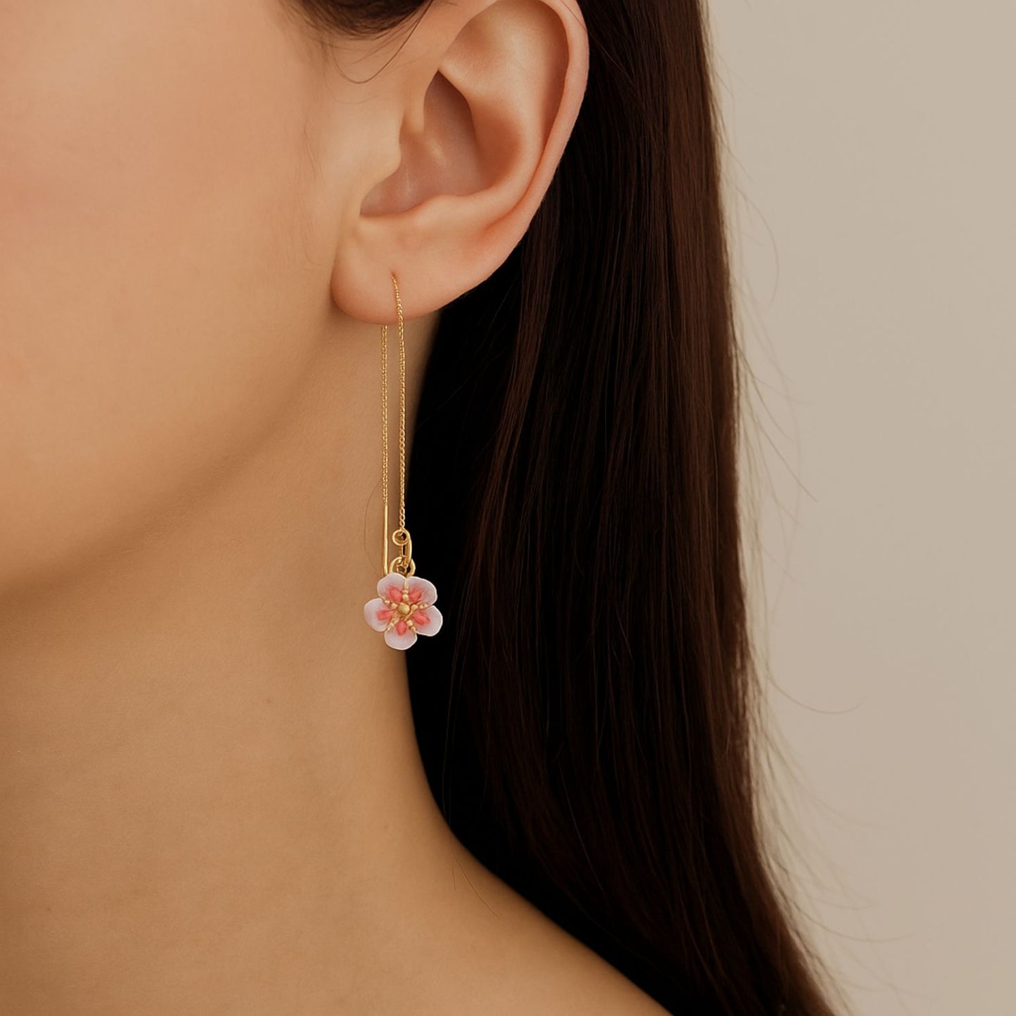 Perveriami auskarai su grandinėle ir Ramunėmis