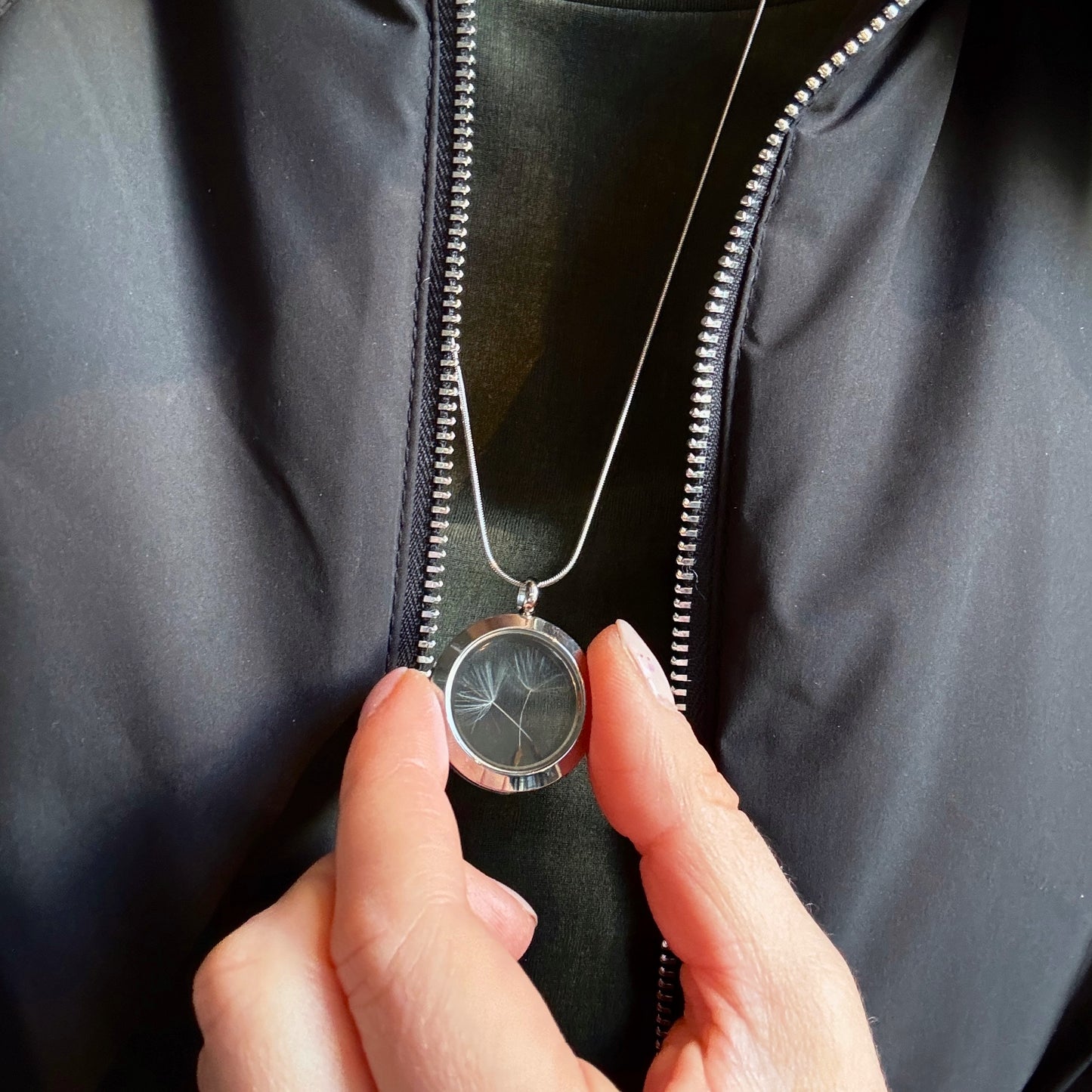 Amulett mit Löwenzahnsamen