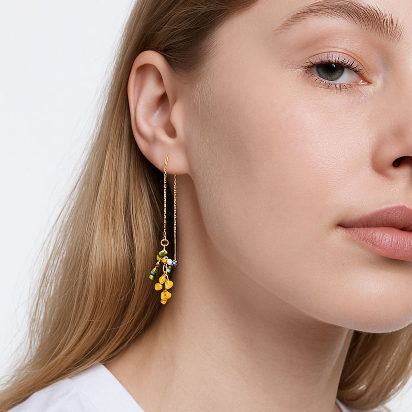 Perveriami auskarai su grandinėle ir geltonomis gėlėmis